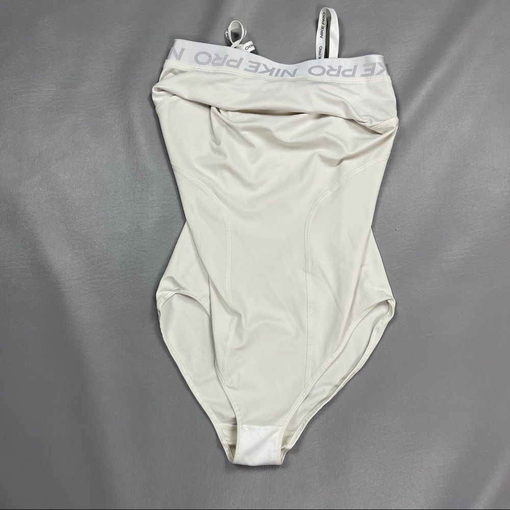 Nike Pro women Capsule Sleeveless Tight Fit Bodysuit bv3416 White Size Medium